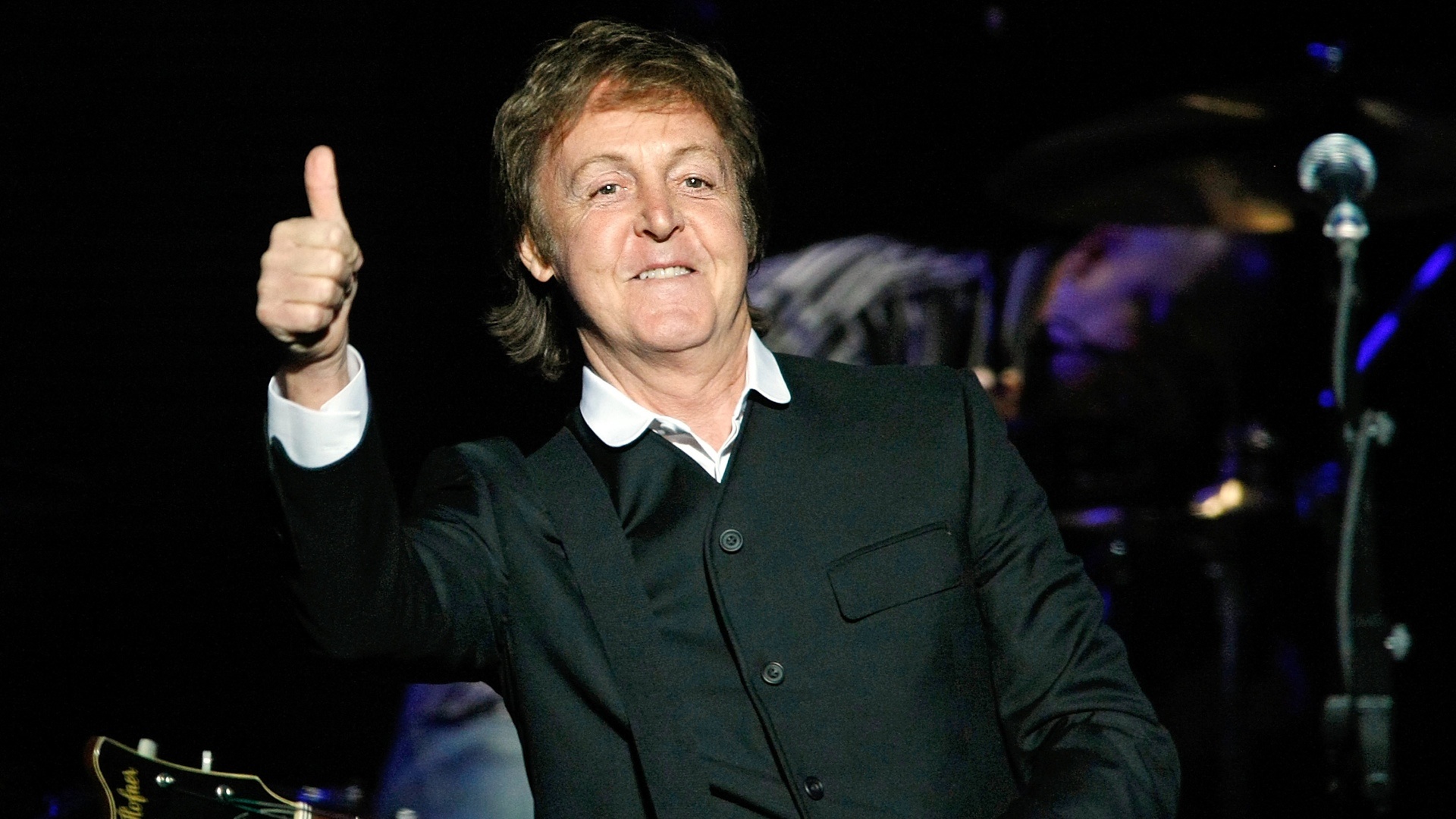 Paul McCartney  – 66 triệu đô la Mỹ: Paul McCartney đau lòng chia tay số tiền khổng lồ để dàn xếp ổn thỏa vụ ly dị Heather Mills. Năm 2006, cặp vợ chồng một con xung đột gay gắt. Siêu mẫu kém Paul gần 30 tuổi buộc tội ông hành hung vợ và đòi chia tay.