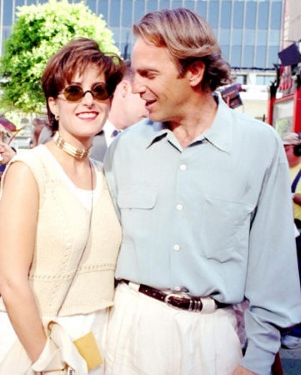 Kevin Costner – 80 triệu đô-la Mỹ: Nam diễn viên phim Khiêu vũ với bầy sói là một trong gương mặt có cát-sê cao nhất Hollywood khi kết hôn với Cindy Silva. Chỉ riêng trong năm 1991, anh đã được trả tới 50 triệu đô-la Mỹ. Đau lòng thay, một phần không nhỏ trong gia tài của anh cũng đội nón ra đi theo Cindy lúc họ ly dị.