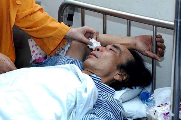 Cố nghệ sĩ Tuấn Dương điều trị trên giường bệnh vào năm 2013. 