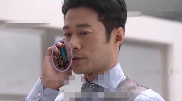 Cốc nước đang ở sát mép bàn...