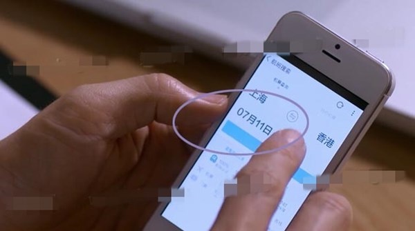 Sau đó một thời gian, Mặc Sênh đi Hong Kong công tác và gặp lại chồng cũ Ưng Huy nên đã gọi điện về báo cho Dĩ Thâm biết. Dĩ Thâm vì giữ vợ nên đã lập tức tìm kiếm các  chuyến bay sang Hong Kong trong ngày hôm đó. Tuy nhiên, Dĩ Thâm lại tìm chuyến bay vào ngày 11/7.