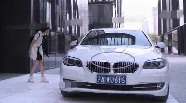 Điện thoại của Viễn Phong hiện thời gian là 17h 11.