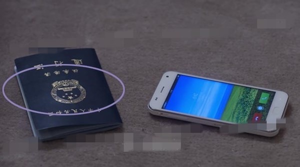 Ưng Huy nghe điện thoại nhưng màn hình không hiện cuộc gọi nào cả.