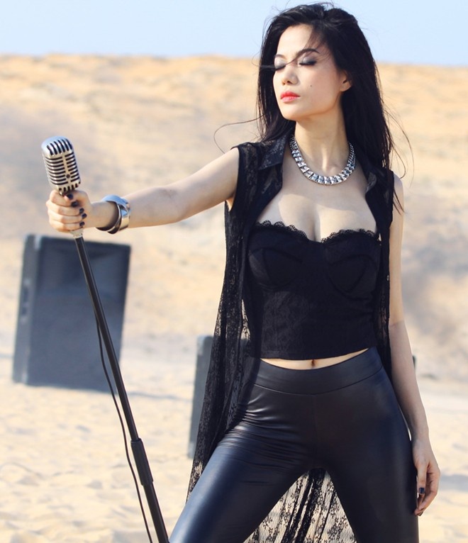 Dù sắp bước sang tuổi 40, bà mẹ một con vẫn giữ được nét trẻ trung, gợi cảm đáng ghen tị. Nhiều người nhận định, kể từ khi chia tay Trần Bảo Sơn, gu thời trang của Trương Ngọc Ánh có phần táo bạo và gợi cảm hơn xưa.