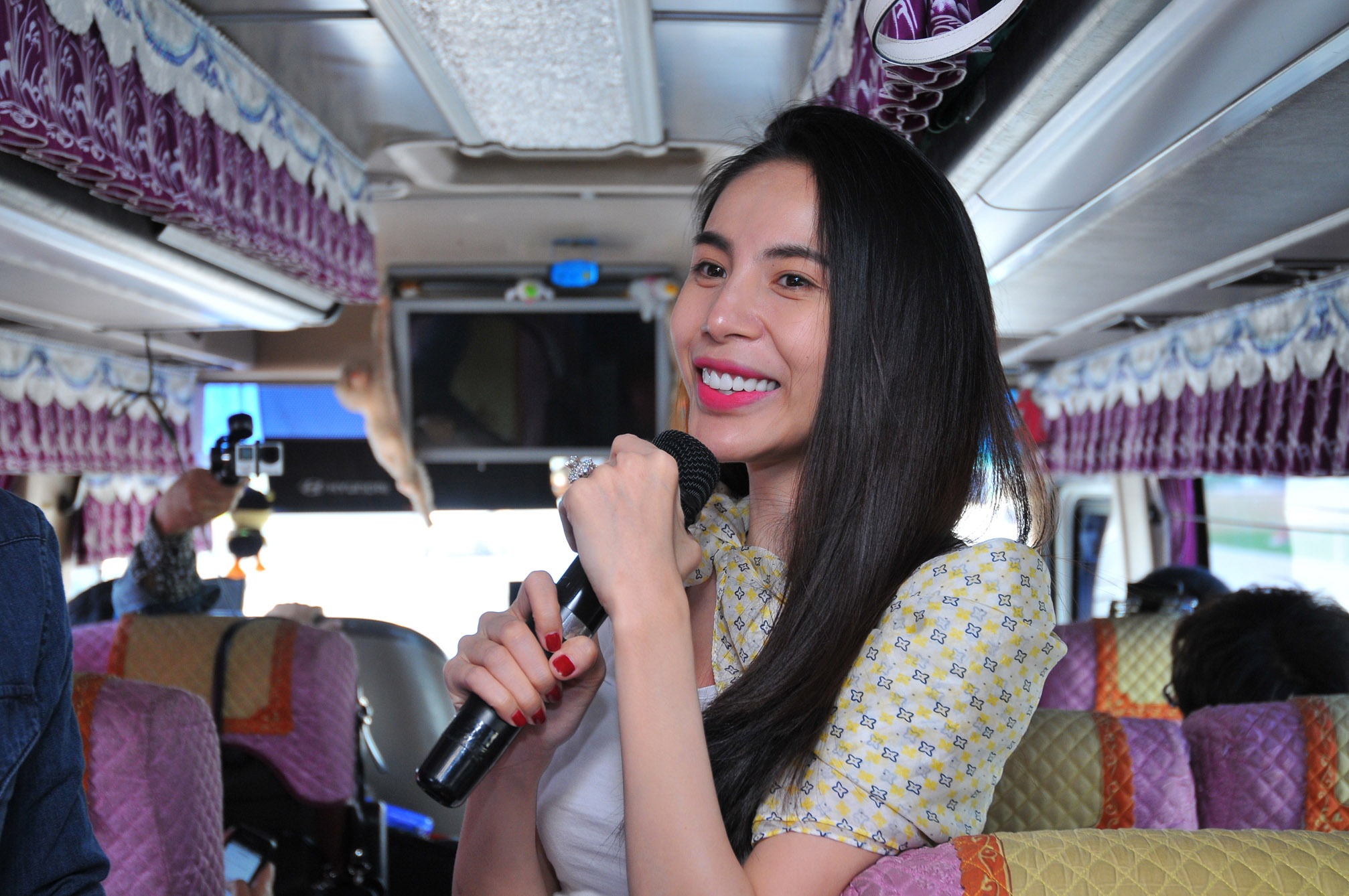 Thuy Tien ngoi xe bus 8 tieng ve mien Tay hinh anh