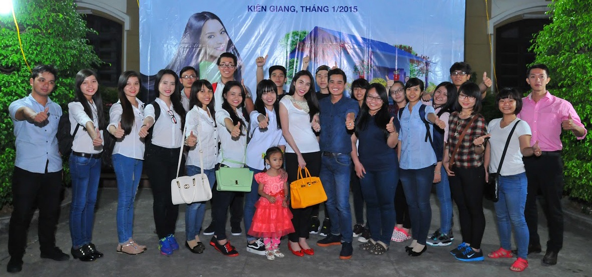 Cô vui vẻ chụp hình với ê-kíp và các bạn sinh viên tham gia chương trình. 