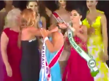 A hau 1 'dan mat' hoa hau ngay tren san khau hinh anh