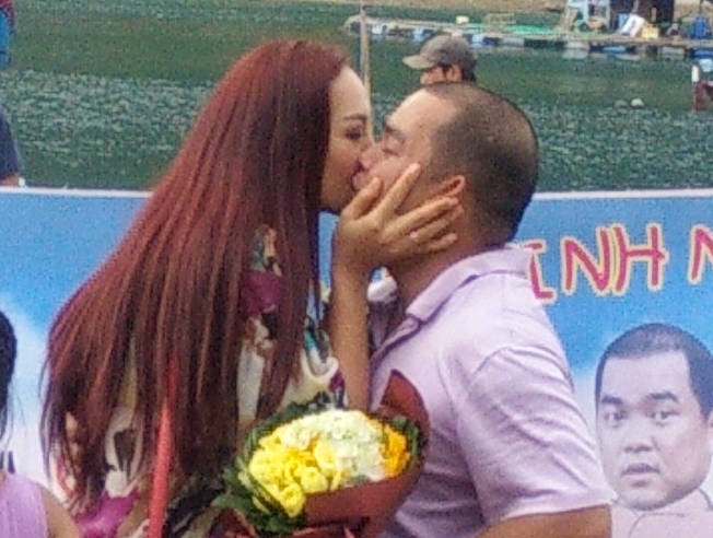Thuy Hanh om hon, chuc mung sinh nhat chong tren truyen hinh hinh anh