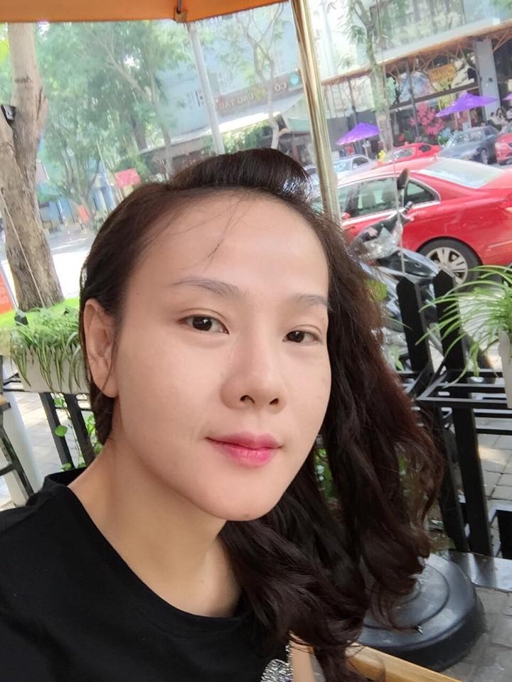 Dương Yến Ngọc chỉ tô chút son khi ra ngoài cafe.