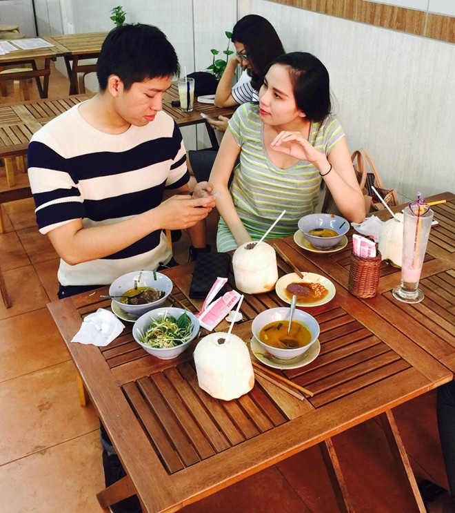 Mới sinh con chưa đầy tháng Diễm Hương chỉ tô chút son  khi ra ngoài đi ăn cùng bạn.