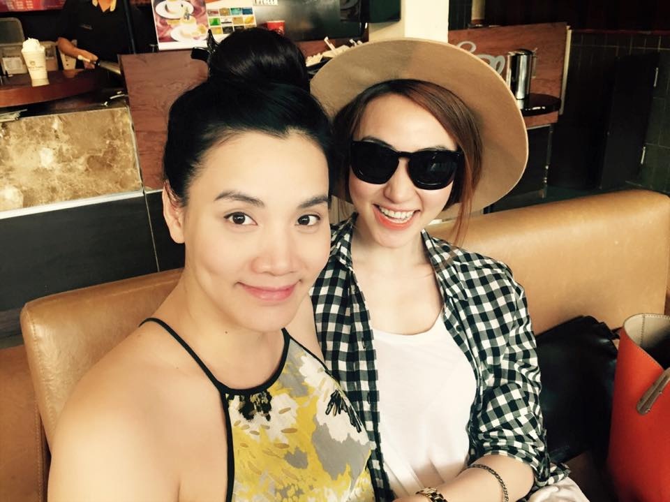 Trang Nhung bầu bí nên cô hạn chế trang điểm, tuy nhiên diện mạo của chân dài vẫn rạng ngời khi cafe cùng Ngân Khánh.