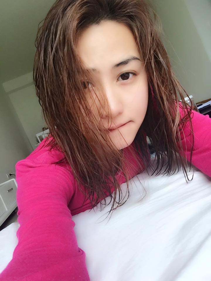 Ngân Khánh tự tin khoe làn da mượt mà.