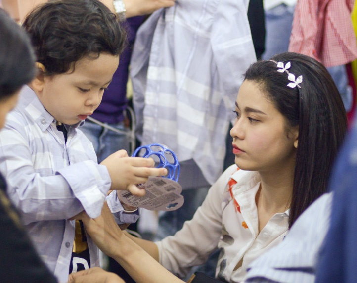 Truong Quynh Anh dua con di hoi cho sau ly than Tim hinh anh