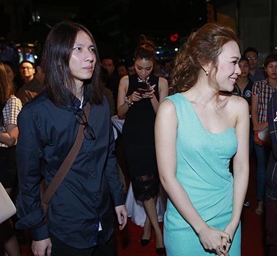 Nếu để ý kĩ, hầu hết trong những lần Mỹ Tâm xuất hiện trong các sự kiện hay ở hậu trường các chương trình mà cô tham gia biểu diễn gần đây đều có sự xuất hiện của một người đàn ông với làn da trắng và mái tóc dài ngang vai.