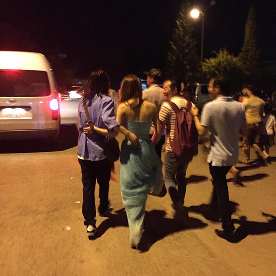 Thông thường, trợ lý sẽ là người luôn theo sát Mỹ Tâm trong những buổi diễn để giúp cô chuẩn bị những thứ cần thiết trước khi lên sân khấu.