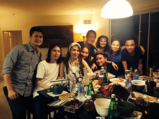 Bi cũng là con trai của ông chủ phòng thu Viết Tân. Đây cũng là nơi Mỹ Tâm và Bi bắt đầu mối quan hệ đồng nghiệp, bạn bè.