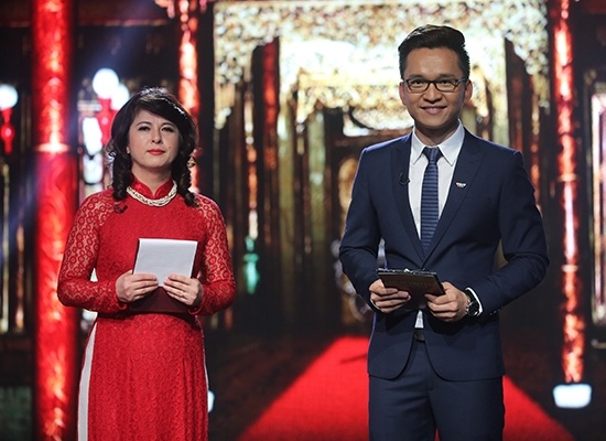 MC Hạnh Phúc và giáo sư lịch sử Caroline Kiều Linh trong Gala Ngày trở về phát sóng mồng 1 Tết âm lịch.