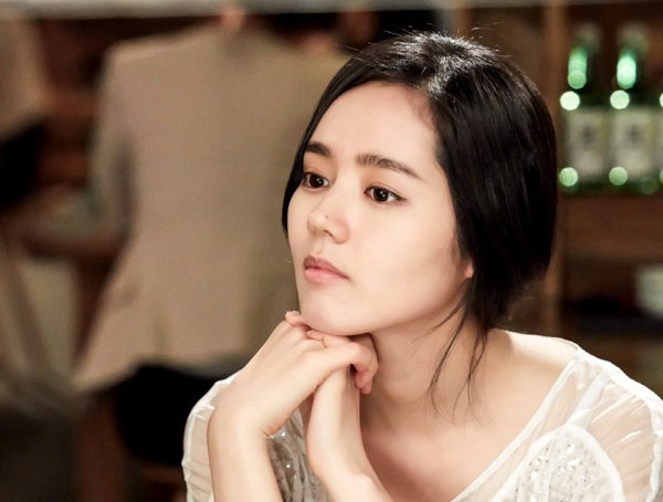 Han Ga In là đại diện tiêu biểu cho nhan sắc Hàn Quốc và cô cũng sở hữu một nốt ruồi ở cánh mũi. Với gương mặt ngây thơ trong sáng, vẻ đẹp không tì vết cùng với 