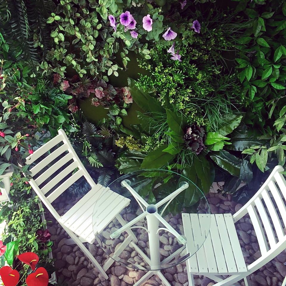 MC Phan Anh cho biết anh đã phải rất kỳ công và mất nhiều thời gian mới xong được góc phòng ngập hoa cho con gái.