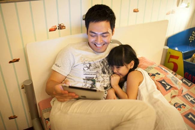 MC Phan Anh bên con gái đáng yêu.