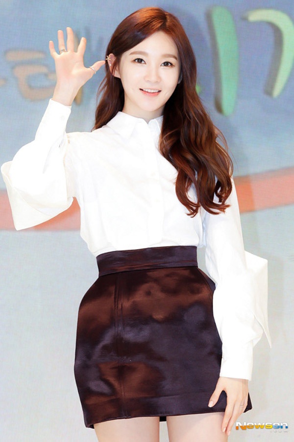 Má lúm đồng tiền: Làn da trắng hồng điểm thêm nụ cười má lúm đồng tiền giúp Kang Min Kyung luôn lọt vào danh sách những mỹ nhân quyến rũ của K-Pop.