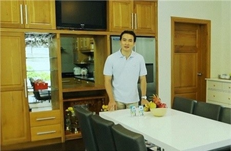 Chi Bảo sở hữu một ngôi biệt thự triệu đô ở TP.HCM. Bên trong nhà được thiết kế tối giản không màu mè phô trương nhưng đều là những nội thất sang trọng.