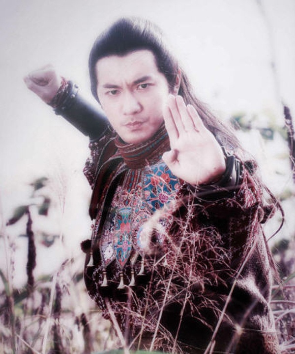 Nói về Dịch Cân Kinh, các cao tăng của Thiếu Lâm Tự đều được học nhưng chưa ai tu luyện được đến cảnh giới cao nhất. Người tu luyện đến cảnh giới cao nhất lại là Du Thản Chi (Thiên Long Bát Bộ). Nhân vật này vốn là một kẻ ngờ ngệch, không biết chút võ công nào nhưng trong một lần tình cờ tu luyện được môn nội công Dịch Cân Kinh, hắn lại trở thành một trong những nhân vật đứng đầu võ lâm, đánh thắng cả Phương Trượng Huyền Từ đại sư của Thiếu Lâm Tự, đánh ngang với Tinh Túc lão quái và chỉ chịu thua trước nhất đại anh hùng Kiều Phong.