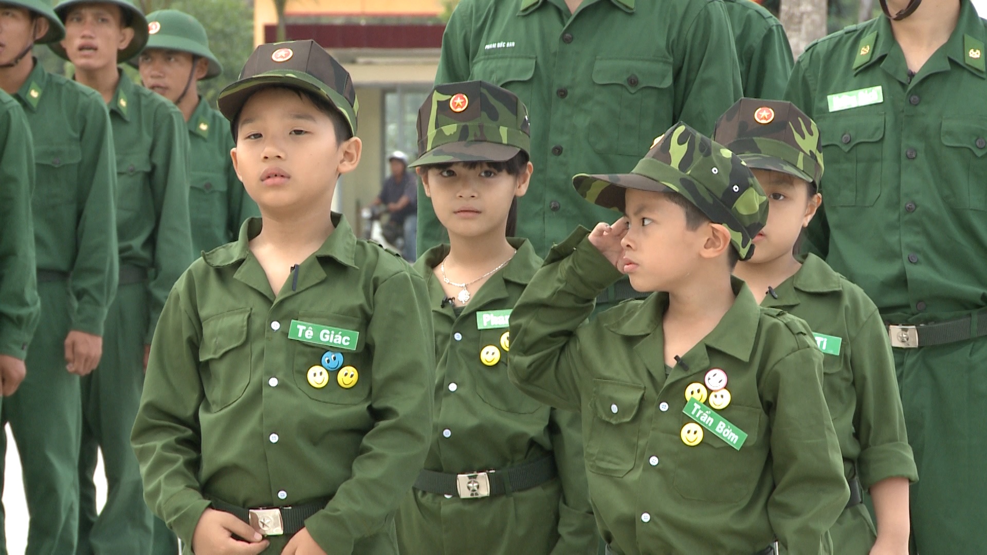 Con trai Tran Luc phat Hoang Bach chong day 99 cai hinh anh