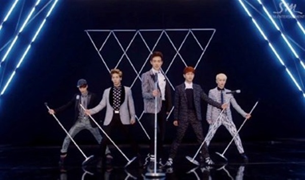 SHINee từng gây sốt với vũ đạo chân mic điệu nghệ.