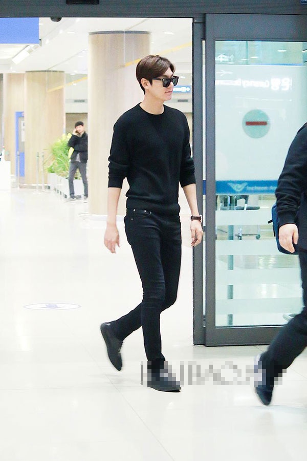 Trong mỗi lần xuất hiện, nam tài tử xứ Hàn thường xuyên mặc những bộ đồ khoe vóc dáng săn chắc, chiều cao lý 1,87m. Với cách chọn lựa đồ và phụ kiện tinh tế, phong cách của Lee Min Ho được đánh giá chẳng kém gì fashionista.