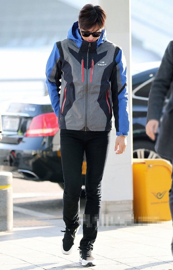  Áo kéo khóa kiểu dáng thể thao cũng là một trong những style được Lee Min Ho đặc biệt yêu thích cho những ngày ra sân bay.