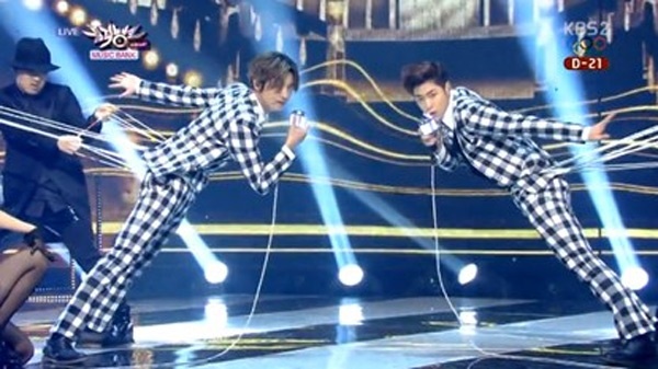 Dây cũng từng là đạo cụ ưa thích của bộ đôi TVXQ.