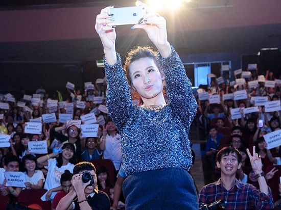 Nhung bieu cam hai huoc cua Dong Nhi hinh anh