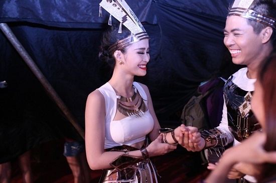 “Phê” quá! Lần đầu được con trai nắm tay.