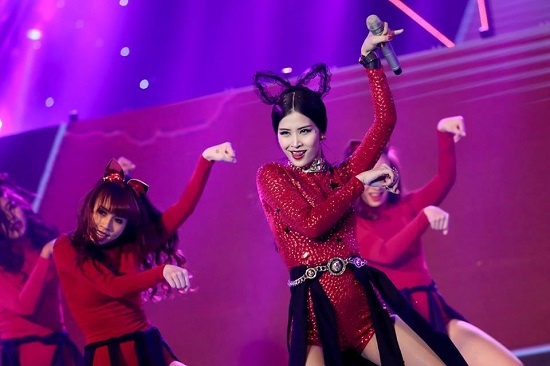 Vũ điệu “mèo bắt chuột”.