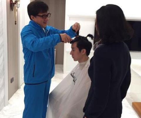 Siêu sao võ thuật Thành Long cắt tóc cho con trai sau khi Phùng Tổ Minh được ra tù.