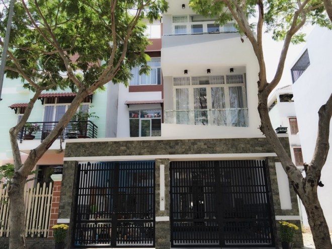 Mặt tiền ngôi nhà 3 tầng của vợ chồng Thanh Thúy – Đức Thịnh.