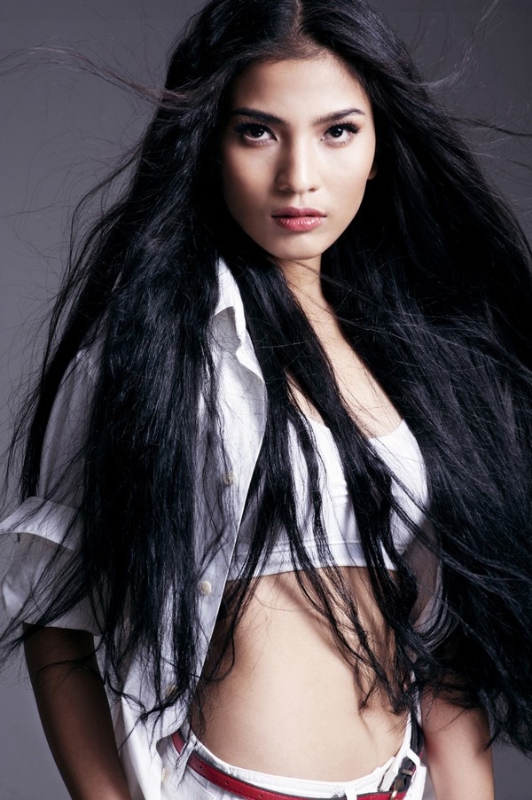 Trương Thị May: Á hậu của cuộc thi Hoa hậu các dân tộc - Trương Thị May - thử sức ở lĩnh vực điện ảnh bằng vai diễn đầu tay trong phim Đường đua. Và bất ngờ chạm vào giải thưởng Cánh diều vàng cho Nữ diễn viên phim video xuất sắc năm 2009. 