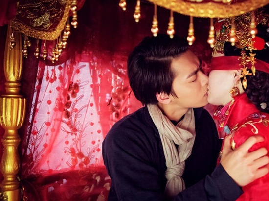 Trong Hoạt sắc sinh hương – bộ phim mới kết thúc phát sóng không lâu, Đường Yên tạo thành một cặp đôi đẹp bên mỹ nam Lý Dịch Phong. Hai người có “nụ hôn bịt mắt” vô cùng ấn tượng trong phim.