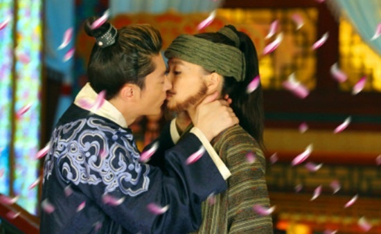 Hoắc Kiến Hoa và Đường Yên tiếp tục sánh đôi trong Kim ngọc lương duyên và có nhiều màn khóa môi đáng nhớ.