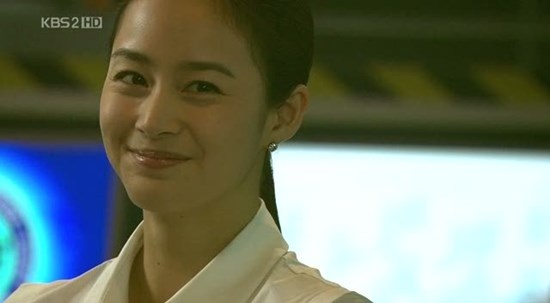 Trong Iris, nữ điệp viên Choi Seung Hee (Kim Tae Hee) càng thêm đáng  yêu khi cười.