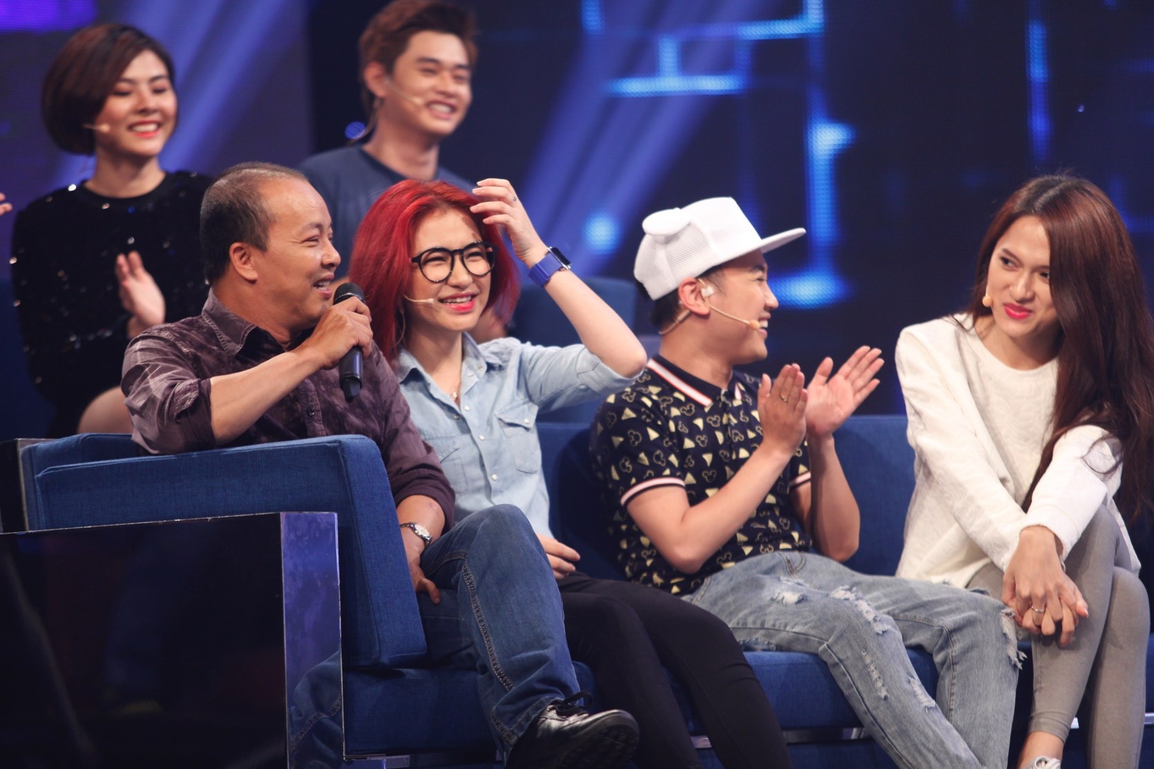 Với năng lượng và nhiệt huyết của tuổi trẻ, Vân Trang, Don Nguyễn, Hương Giang Idol, Hòa Minzy, Bảo Chu, Quốc Đại đã mang đến không khí tưng bừng, bùng nổ và sôi động nhất. 