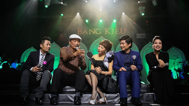 Bằng Kiều cùng Trần Hiếu, Hà Trần, Tấn Minh và Mỹ Linh trong live show Để nhớ một thời khá đông khách dịp 8-3 tại Hà Nội - Ảnh: Oscar Town