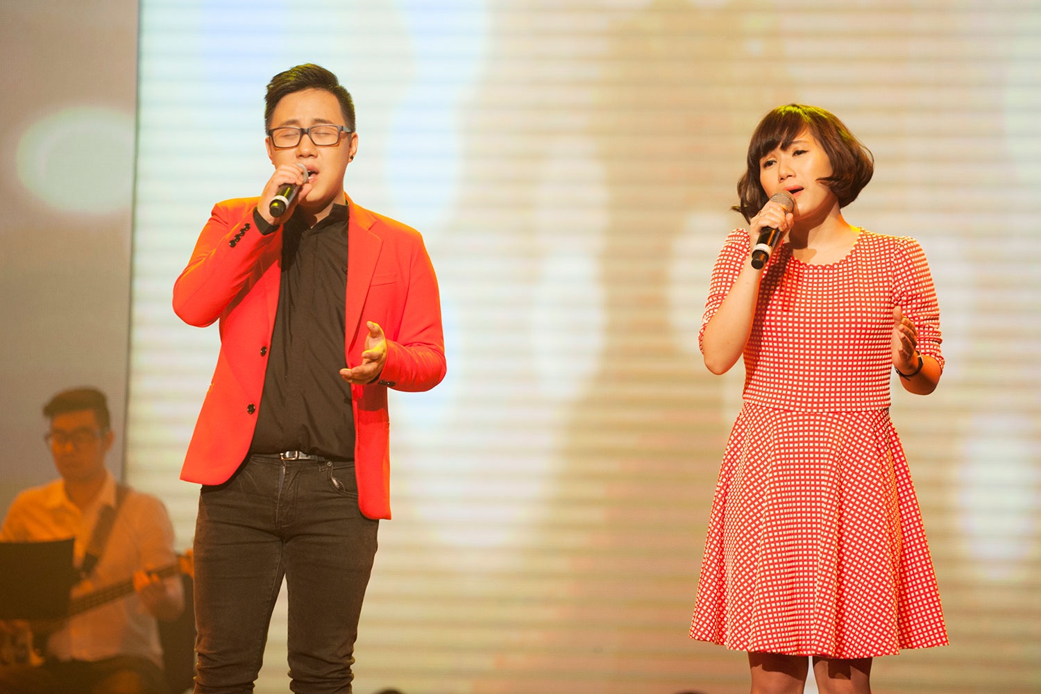 Trung Quan Idol hoi hop trong lan dau song ca voi Thuy Chi hinh anh