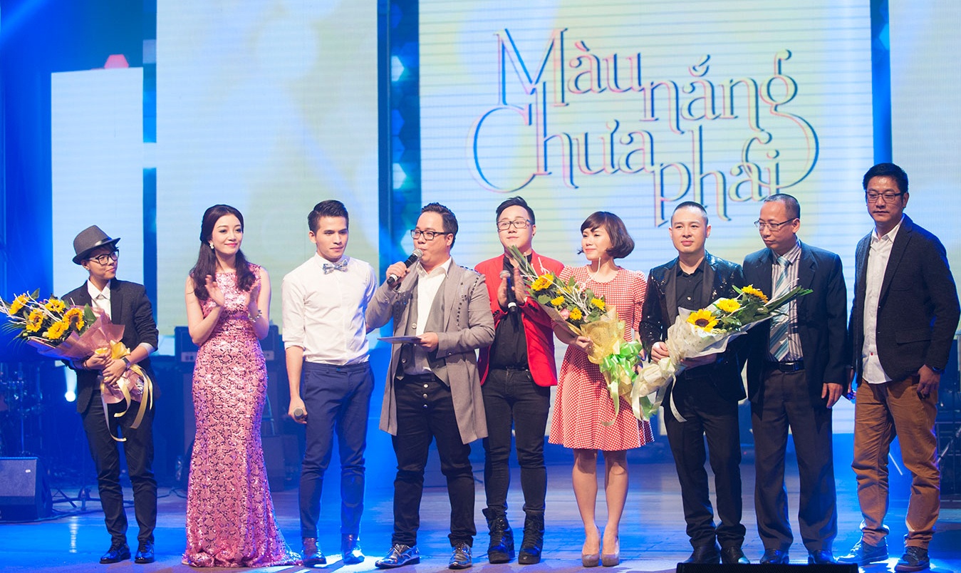 Ngoài chất lượng và đẳng cấp nghệ thuật, đêm nhạc Màu nắng chưa phai còn là khởi đầu cho một dự án cộng đồng có tên gọi là Chung tay vì những cảnh đời nghèo khó- Giving hands. Toàn bộ lợi nhuận từ Album Bốn mùa yêu và vé bán được từ đêm nhạc tối 22/3 sẽ được đưa vào quỹ Giving hands để thực hiện dự án xây, sửa trường học cho trẻ em vùng sâu, vùng xa và chính thức khởi động vào mùa hè năm nay.