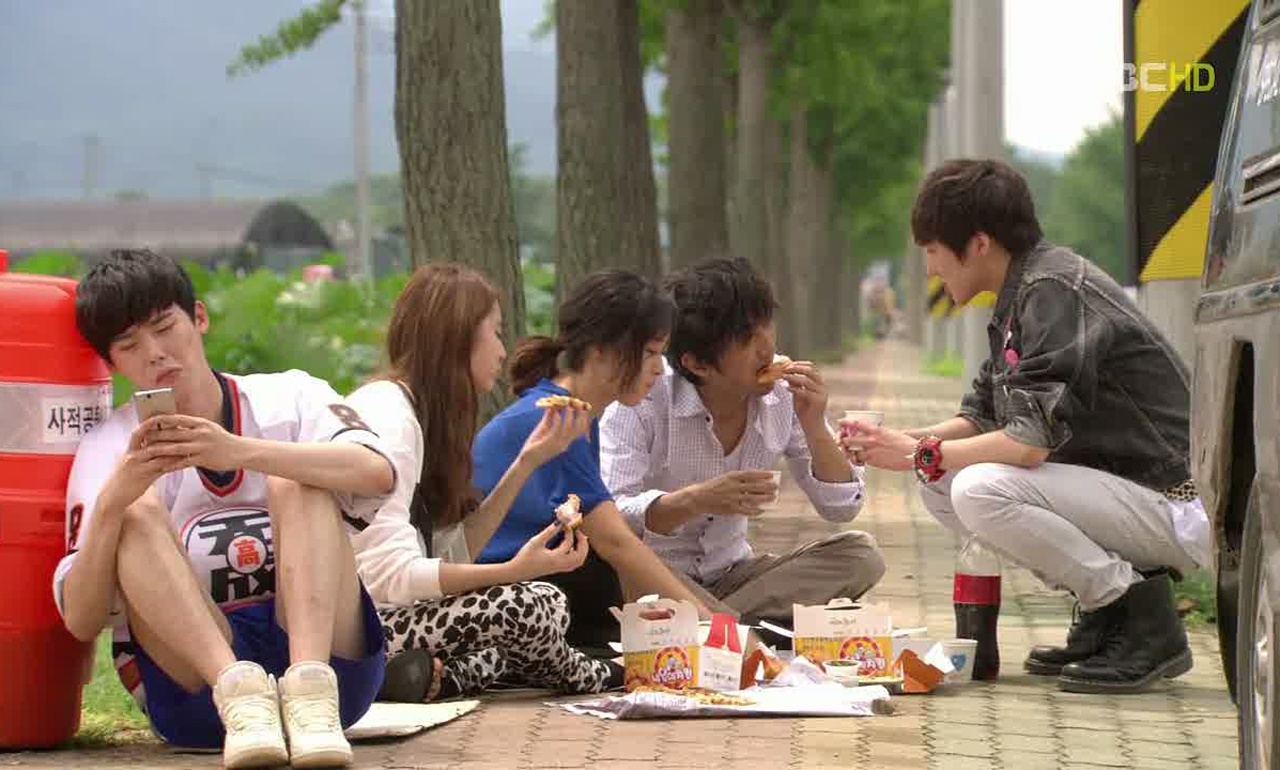  Bộ phim thu hút nhờ nội dung hài hước nhưng rất chân thực, kể về đời sống giữa các thế hệ trong một gia đình Hàn Quốc.