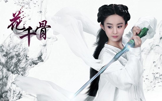 Hoa Thiên Cốt là một trong những dự án phim cổ trang được mong chờ nhất  trên màn ảnh Hoa ngữ trong năm nay. Vào vai nữ chính Hoa Thiên Cốt,  Triệu Lệ Dĩnh có tạo hình trong sáng và đáng yêu.