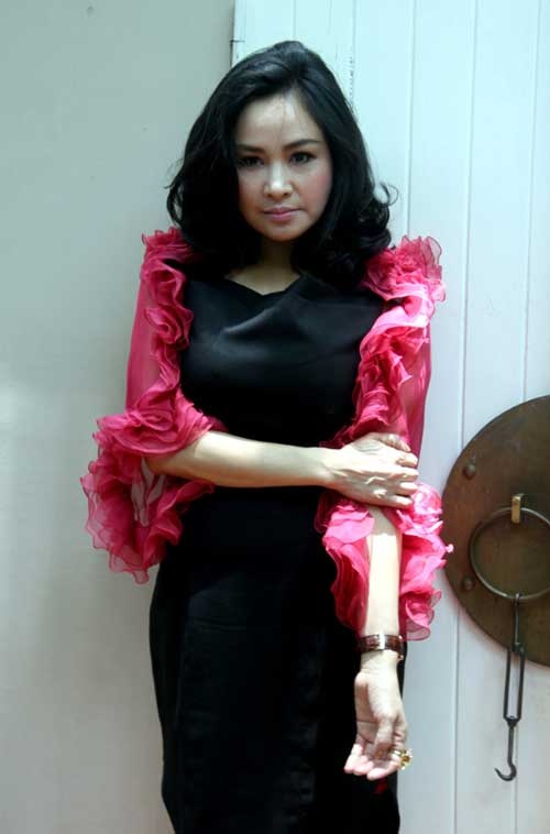 Diva Thanh Lam thường xuyên xuất hiện với những bộ cánh hết sức trẻ trung, đôi khi có phần rườm rà và màu sắc.