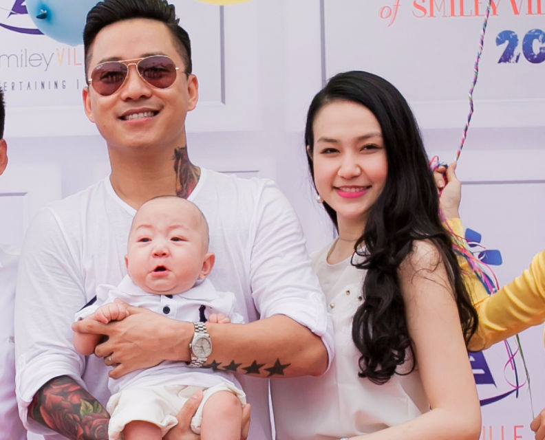 Tuan Hung lan dau dua vo con di su kien hinh anh