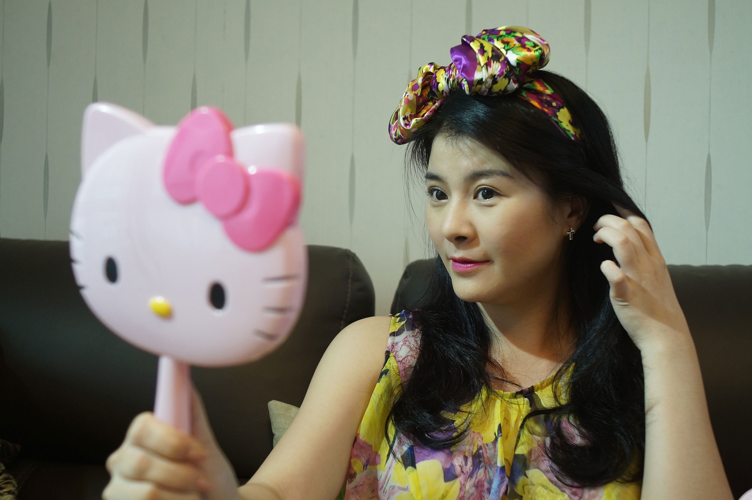 'Co Lo' Kim Oanh hoa gai gia xi-tin trong phim moi hinh anh